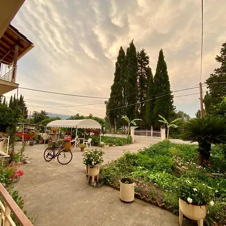 Apartament Montsenigos Garden House